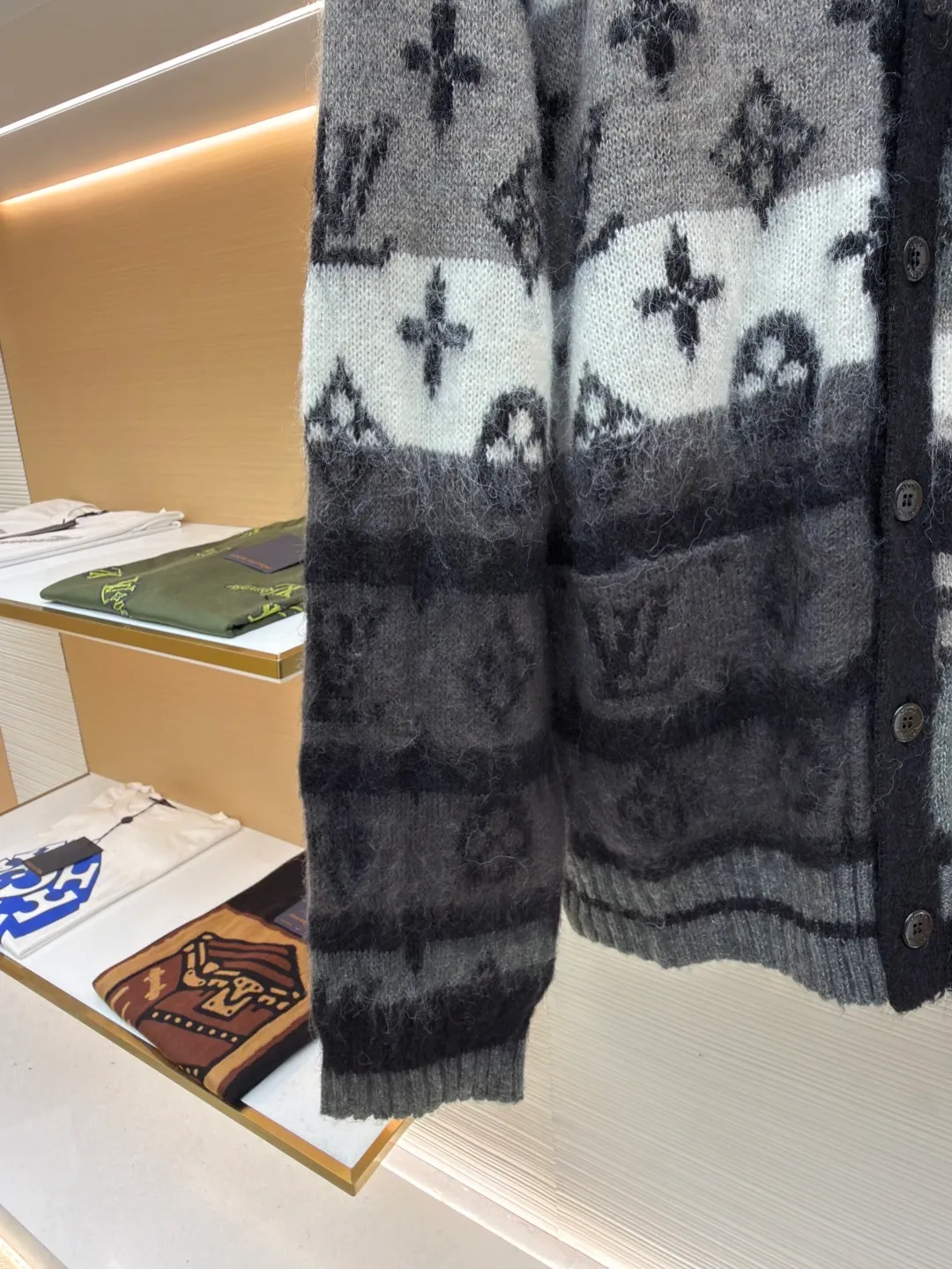 LOUIS VUITTON gradient mohair cardigan ●Original version: Purchased and developed by 15989 ●Item number: 1680803-C75 ●Fabric: mohair fabric ●Technology: knitting ●Version: loose fit ●Weight: about 685 grams ●Size: XS-S-M-L ●Description: Custom-woven mohair 67% + nylon 28% + sheep wool 5% yarn, purchased rich and finely ground mohair, imported Stoll weaving, full body alignment and stripe stitching, with black and white gray tones to highlight the full Monogram For the pattern, the mohair has been washed and naturally milled. After the shirt is woven, you need to manually remove the dotted lines that hang the hair, draw the knots and sew them. After sewing, wash and iron them to shape, then remove the clamps and catch the hair, wash it after catching it, and finally catch the hair again to achieve the same wool feel and effect as ZP. The process is very complicated. The overall wiring is straight and delicate, the fabric is comfortable and soft, and the color is consistent without color difference. It can be matched with the same style to create a fashionable look and control various occasions. Customized accessories, complete with three standards, same style for men and women!